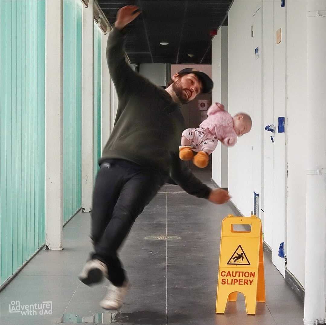 El bebé volando por los aires tras un resbalón del papá, o siendo robado por un ave rapaz; la niña sentada al borde de un precipicio o encerrada en una máquina expendedora... las imágenes muestran a los pequeños en las situaciones menos deseables por cualquier padre o madre.
<b> El padre, sin embargo ha dejado claro que todas sus imágenes están editadas y que sus hijos nunca ha sido puestos en peligro en ninguna circunstancia.</b>