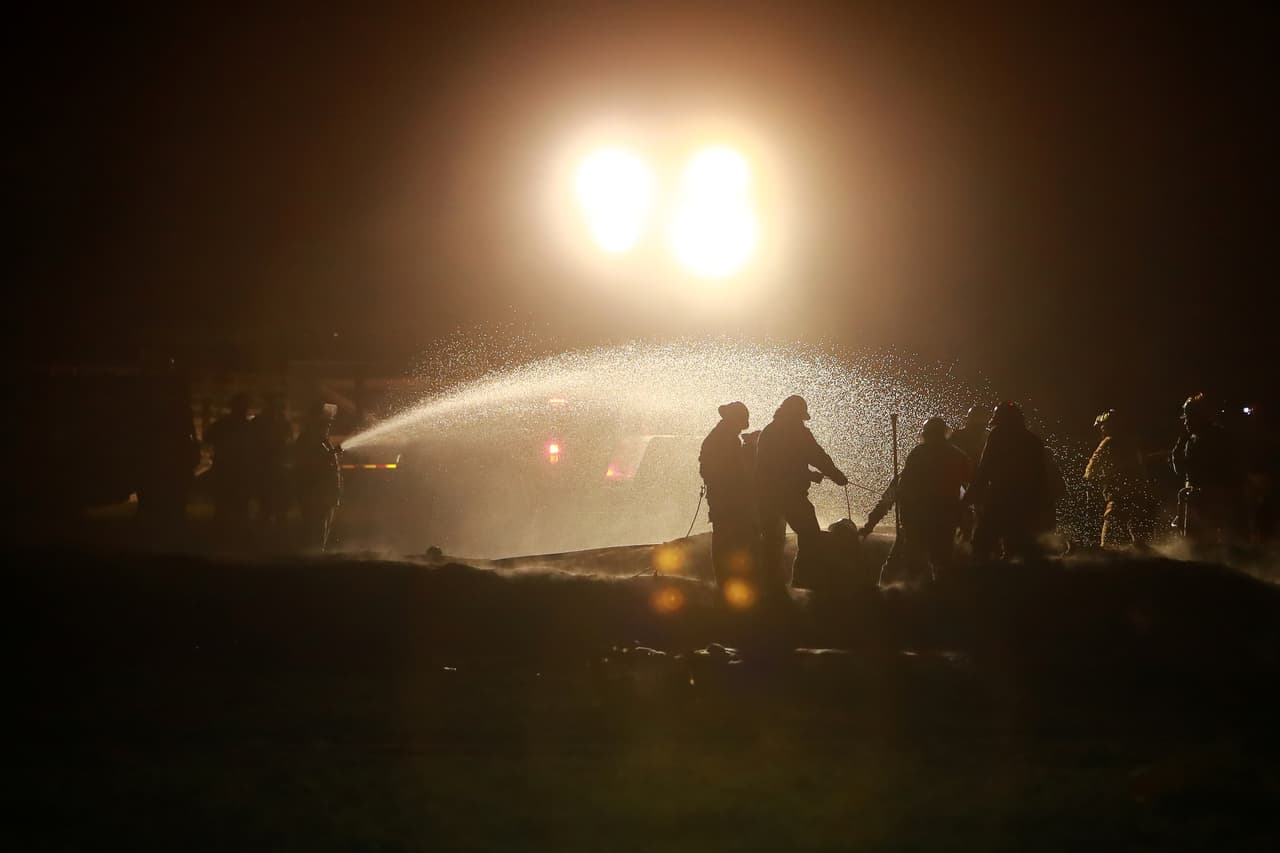 Bomberos y rescatistas acudieron al lugar para aplacar las llamas. Al menos 66 personas murieron y otras 76 resultaron heridas, señaló la gobernación de Hidalgo.