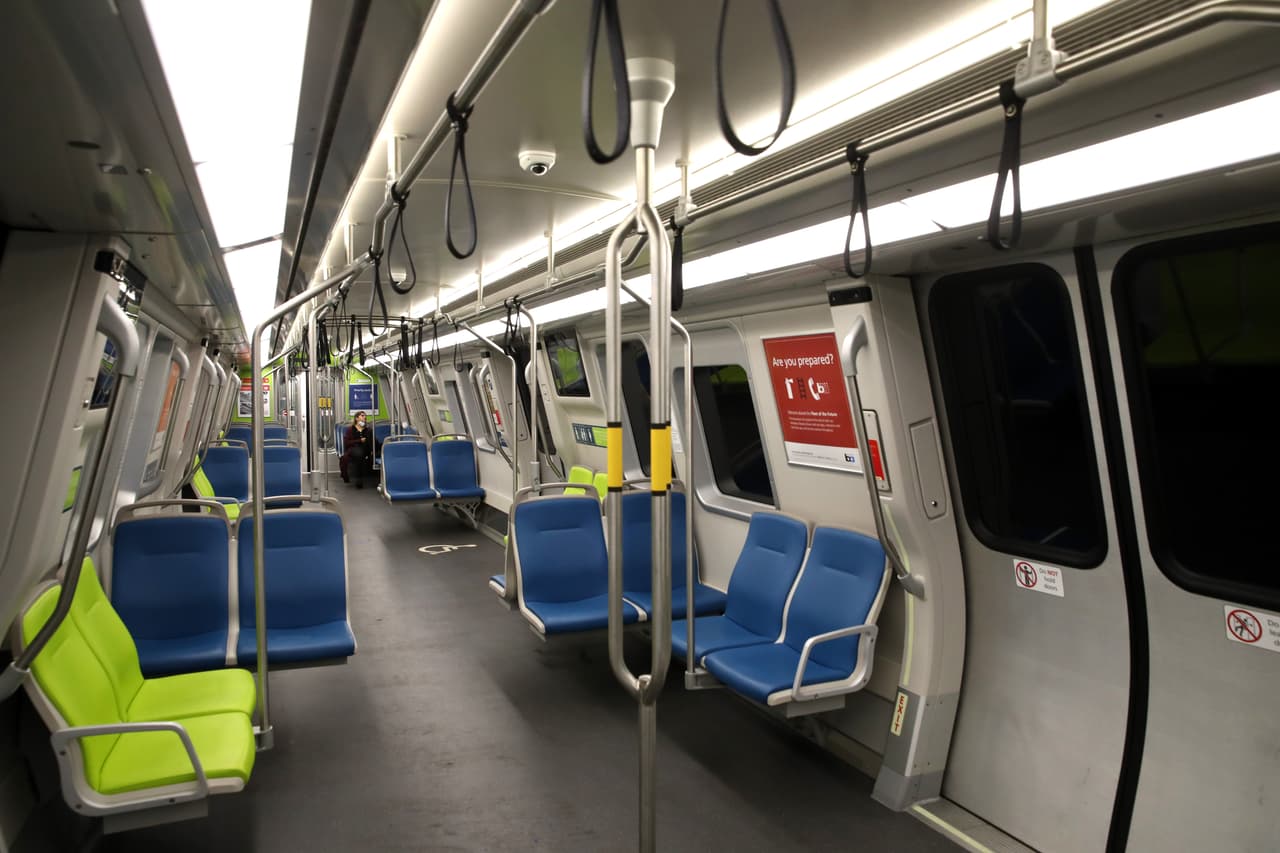 <b>BART.</b> 
<br>
<br>El sistema de trenes que conecta los condados de la región sufrió un severo impacto económico que lo obligó a mantener su servicio al mínimo por varios meses. Al principio de la pandemia el porcentaje de usuarios cayó en más de 90 porciento.