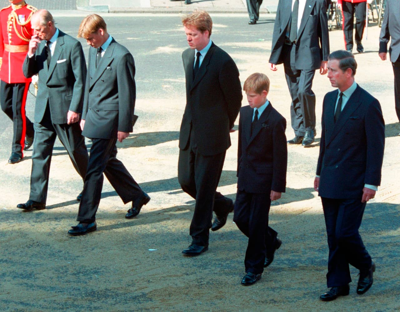 El funeral de Diana Spencer se realizó el 7 de septiembre de 1997, al cabo de una semana en la que se produjo una inusitada explosión de luto público en Reino Unido y la monarquía tuvo que reaccionar a las demandas de la ciudadanía molesta con el trato que en vida había dado a la 'Princesa del Pueblo', como la llamó el entonces primer ministro británico Tony Blair. El príncipe Carlos con sus hijos, William y Harry, junto al príncipe Felipe y Earl Spencer, hermano de Diana, se fueron incorporando a la procesión detrás de su sarcófago en diferentes etapas del recorrido que hizo desde el Palacio de Kensington hasta la abadía de Westminster.