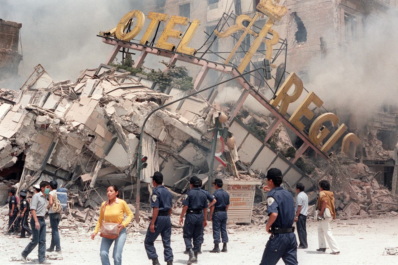 <h2 class="cms-H2-H2">13. Ciudad de México, 19 de septiembre de 1985</h2>
<br>
<br>➡️ 
<b>Epicentro:</b> Chinicuila, Michoacán, México.
<br>
<br>➡️ 
<b>Cifra de fallecidos: </b>Al menos 10,000 personas. 
<br>
<br>➡️ 
<b>Magnitud: </b>8.1
<br>