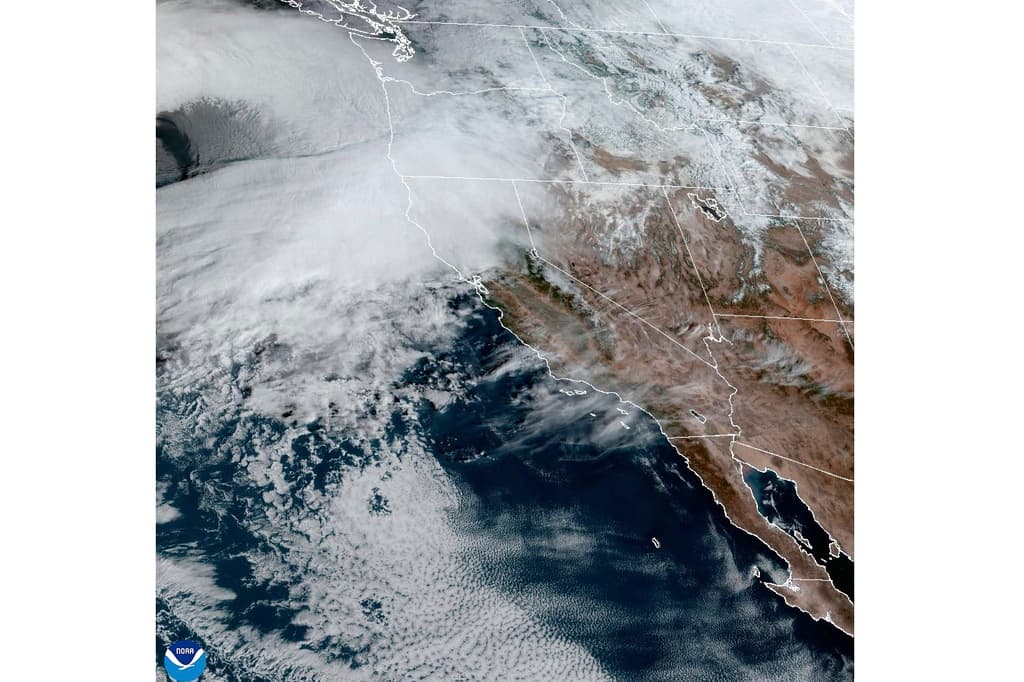 Qué es una “bomba ciclónica”, la potente tormenta que amenaza la costa oeste con peligrosas lluvias y nevadas