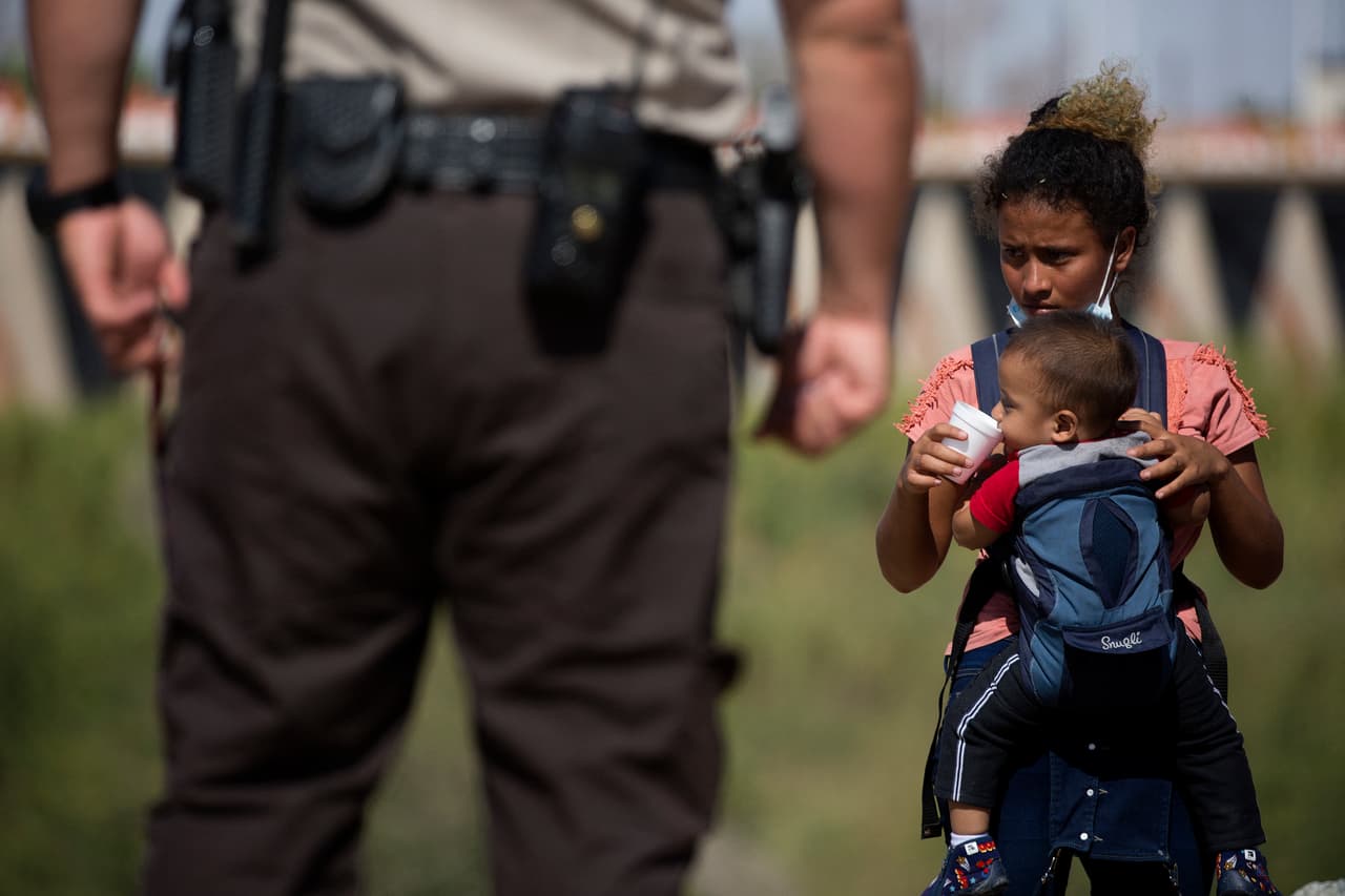 Cómo la crisis de migrantes en la frontera se agrava por un sistema colapsado que el Congreso aprobó hace décadas