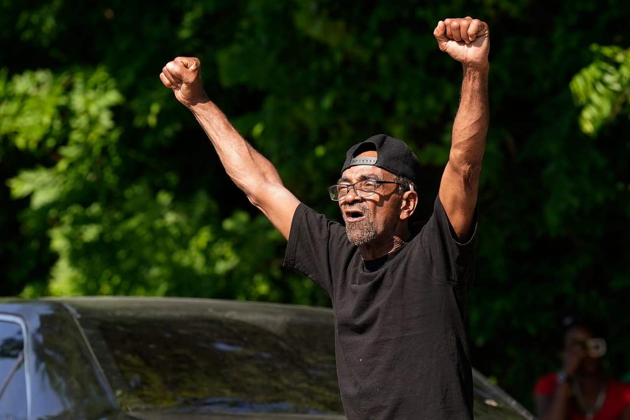 Lee Singleton, de Minneapolis, alza los brazos en celebración.