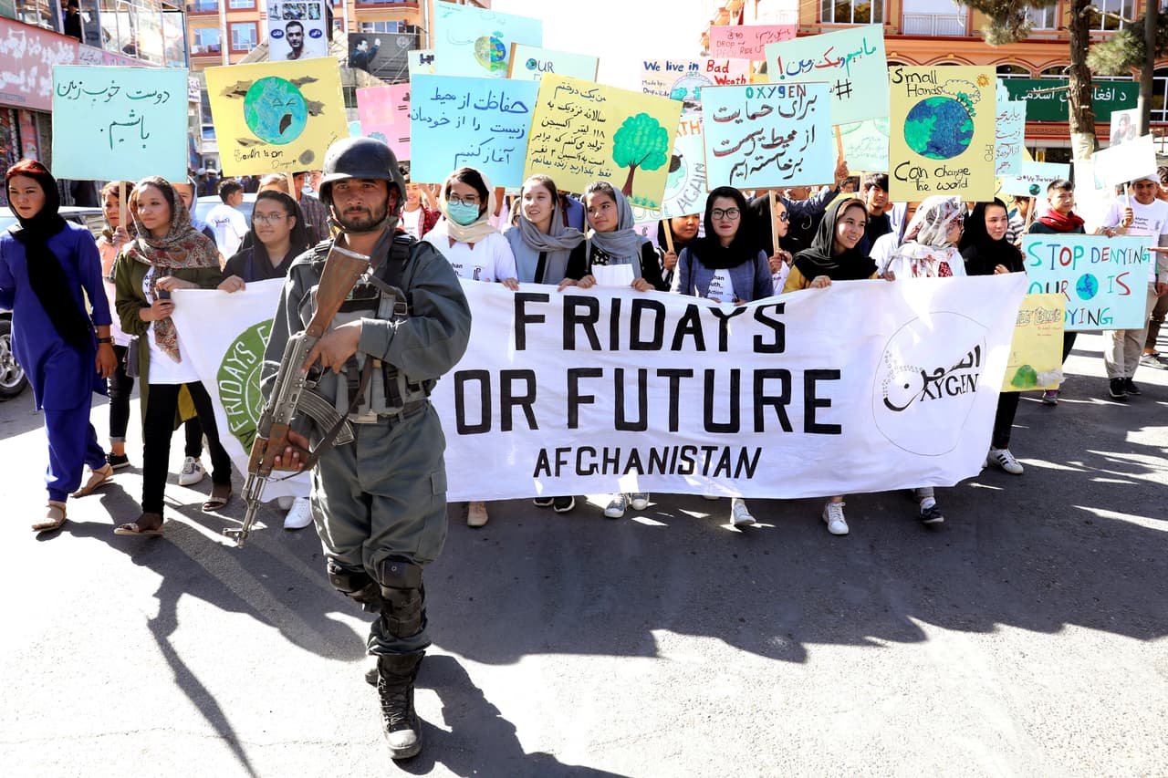 En Kabul, la capital de Afganistán, soldados protegieron a un centenar de jóvenes encabezados por varias mujeres que portaban un cartel donde se leía "Viernes para el Futuro".
