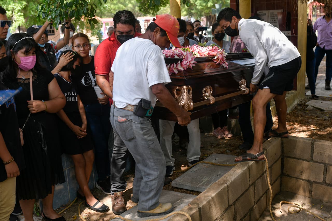 Familiares y amigos cargan el féretro de Sheila Garcia. 
<b>Entre llantos e impotencia, despidieron a la periodista.</b>