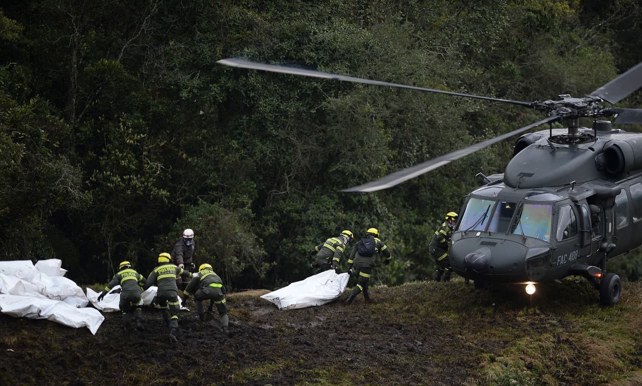 Los equipos de rescate trasladan a algunas de las víctimas mortales del accidente, que se produjo cerca de Medellín.