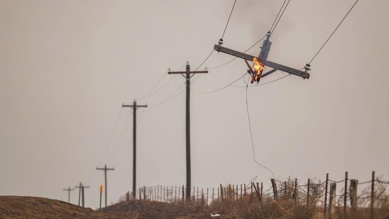 La compañía de servicios públicos
<b> Xcel Energy admitió a principios de este mes que su equipo pudo haber sido responsable de iniciar el incendio</b> de Smokehouse Creek. Esto ha llevado a 
<b>al menos dos propietarios a presentar demandas contra Xcel Energy</b>, alegando que 
<b>el incendio fue causado por un poste eléctrico caído</b> propiedad de la empresa con sede en Minneapolis.