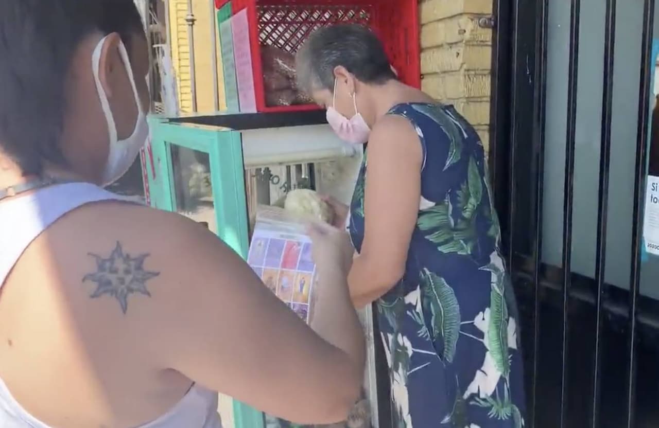 Además, cuentan con un refrigerador que ubican en la avenida Boyle y Whittier el cual es desinfectado constantemente y 
<b>ofrece comida gratuita a las personas que lo necesiten</b>.