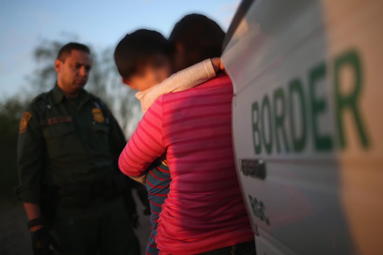 Demócratas tildan de “atroz” la política de Trump en la frontera y afirman que Obama no separó familias migrantes
