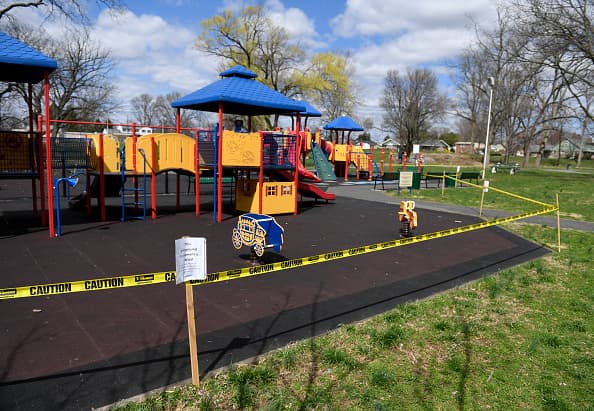 La orden emitida ordena el cierre de los parques, incluyendo parques infantiles, canchas de baloncesto, canchas de tenis, plazas de 'skate' y almohadillas en todas las áreas recreativas de la comunidad.
