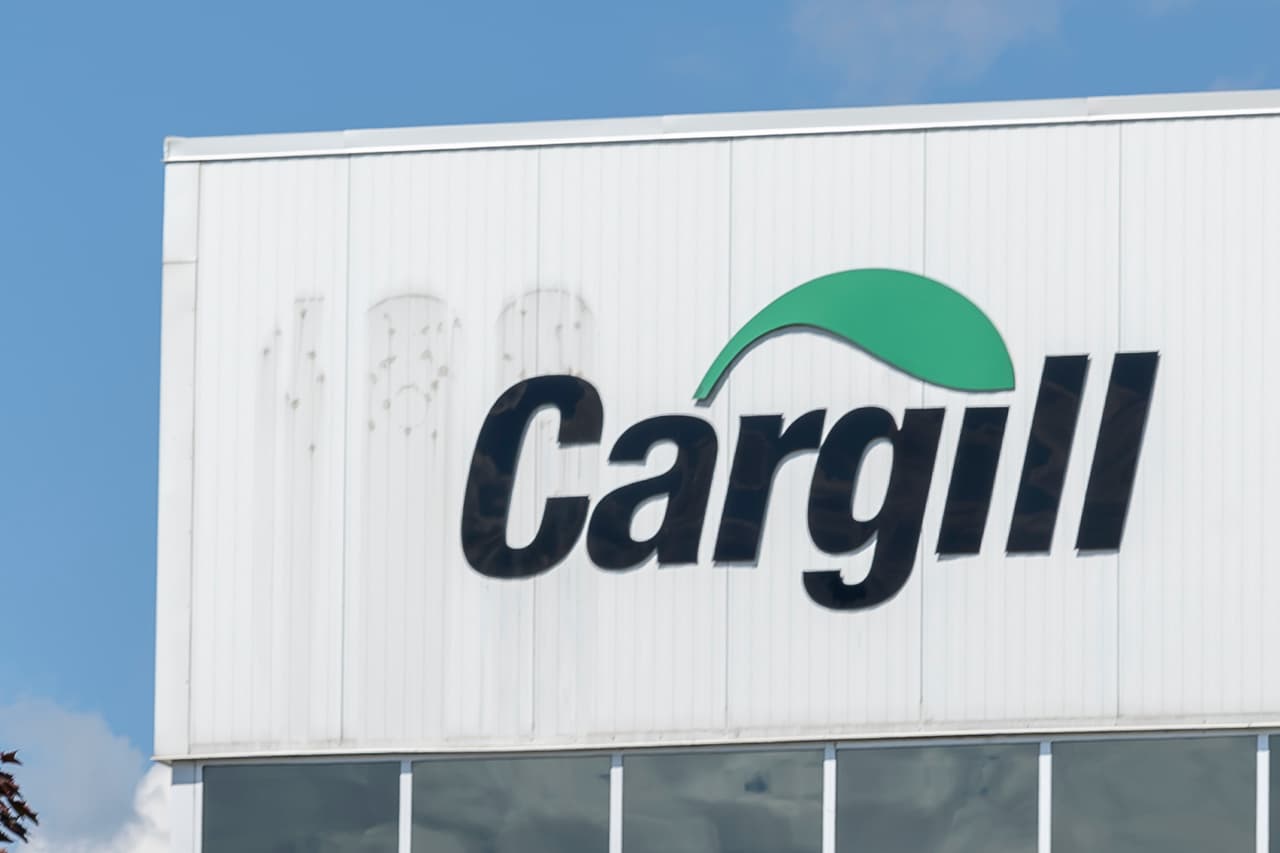 <b>Puesto 11. Familias Cargill y MacMillan</b>
<br>
<b>Compañía: </b>Cargill 
<br>
<b>Patrimonio: 51,600 millones de dólares</b>
<br>Generaciones: 6
<br>Industria: alimentos
<br>Establecida en: Minneapolis, Minnesota
<br>
<br>El conglomerado de empresas Cargill incluye compañías de productos agrícolas, energía, acero, transporte, cría de ganado y servicios financieros. Obtuvo ingresos de más de 134,000 millones de dólares en el último año. Fue fundada en 1865 por William W. Cargill, quien comenzó con un almacén de granos en Conover, Iowa.