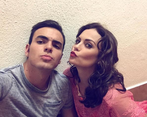 En el pasado, 
<b><a href="https://www.univision.com/shows/laura-carmine-y-adriano-zendejas-terminaron-su-noviazgo-fotos#7beb7a6b0000" target="_blank">Laura Carmine y Adriano Zendejas</a></b> fueron otra pareja polémica por la diferencia de edades. 
<br>