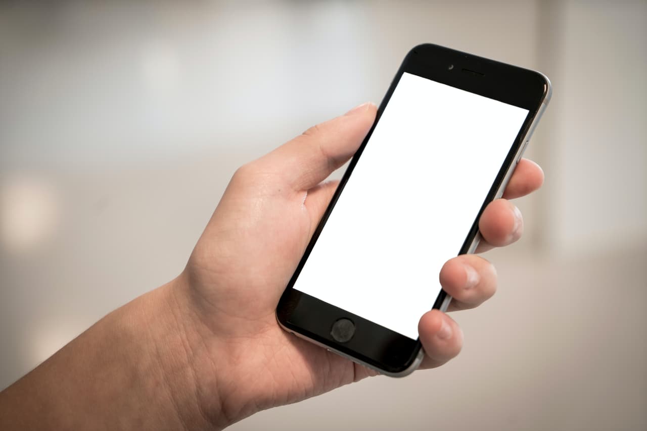 Mientras la persona se esconde, es importante silenciar celulares.