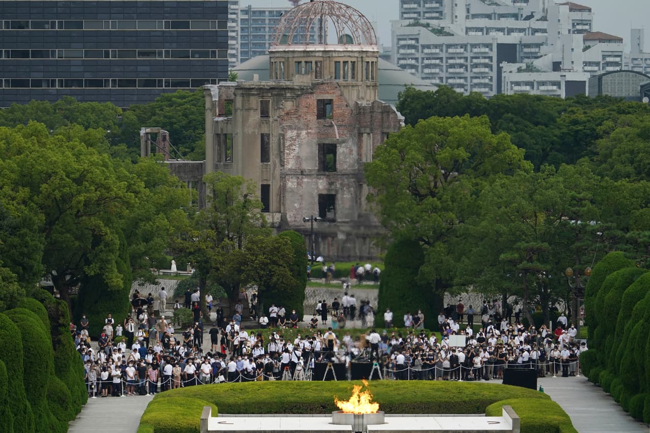 Durante el acto, el alcalde de Hiroshima, Kazumi Matsui, criticó la negativa del gobierno japonés de suscribir un tratado para prohibir las armas nucleares. 
<br>
<br>Un grupo de visitantes guardó un minuto de silencio en honor de las víctimas de la bomba, teniendo de fondo el Memorial de la Paz, las ruinas del único edificio que quedó en pie tras el ataque.