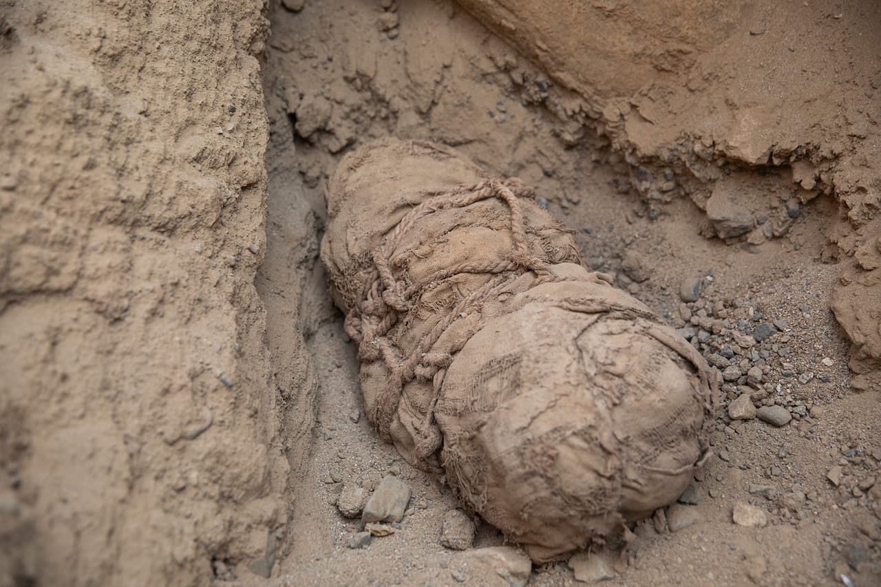 Los cuerpos de los niños fueron envueltos en telas de algodón. “Los textiles también están amarrados con soguillas, como estaba amarrada la momia descubierta en 2021”, refirió Van Dalen.