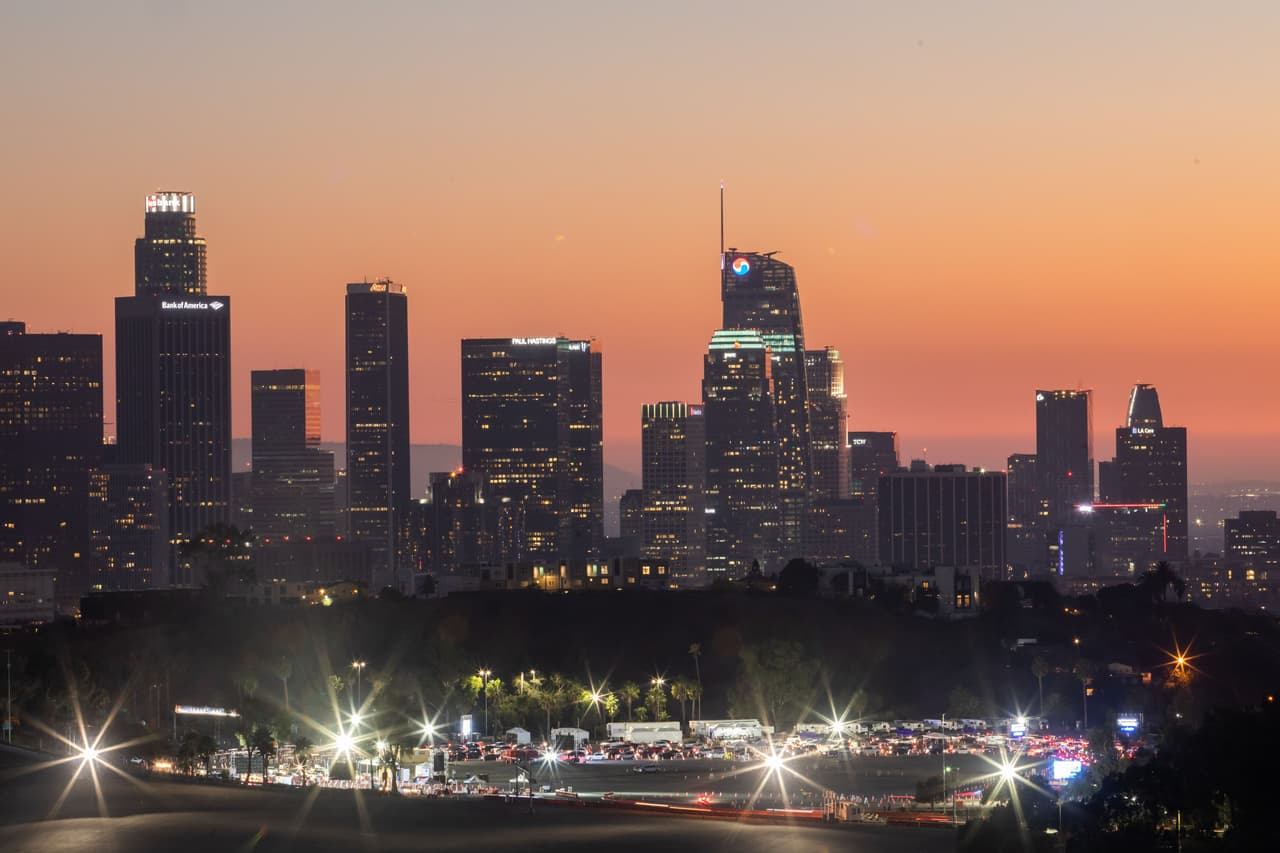 La nueva medida para viajeros se aplica tras una semana de nuevas restricciones para negocios locales y una orden de toque de queda limitada en California.