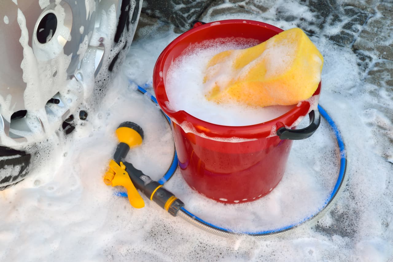<b>Usar una sola cubeta con agua.</b> De hecho, se necesitan dos cubetas: una con agua enjabonada y otra con agua limpia para enjuagar. Si se enjabona y enjuaga con la misma agua, se corre el riesgo de dañar la pintura con la suciedad. Un balde extra con agua limpia garantiza que todo el jabón y cualquier otra partícula sea eliminada al final.