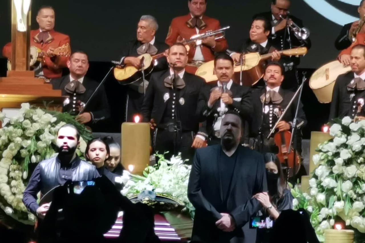 A 
<b>Pepe Aguilar</b> se le vio muy conmovido junto a su familia en las honras funebres del 'Charro de Huentitán' en el rancho Los tres potrillos. Aunque se hablaba de rivalidad entre las familias Fernández y Aguilar, Pepe desmintió esto y dijo que siempre estuvo muy agradecido con Vicente.