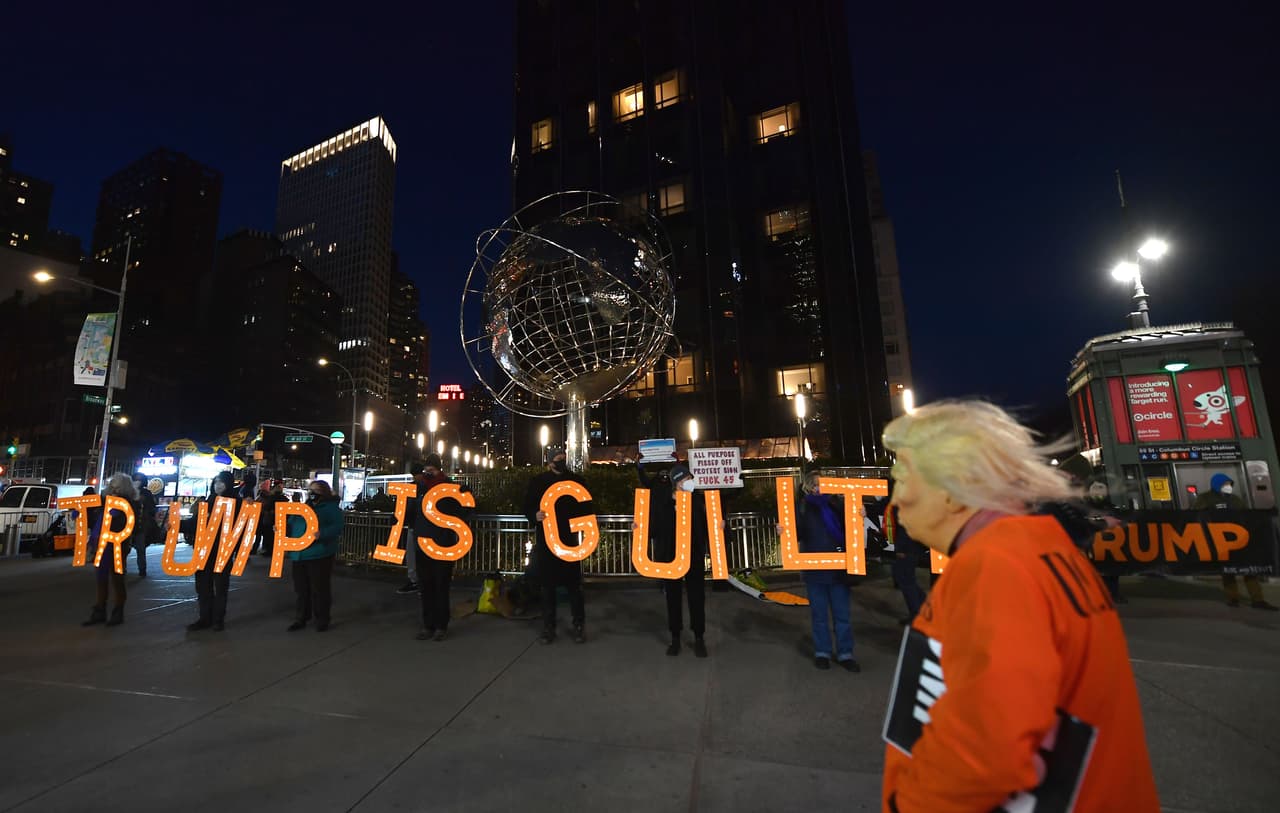 Manifestantes también se reunieron el jueves frente al Trump International Hotel & Tower en la ciudad de Nueva York.