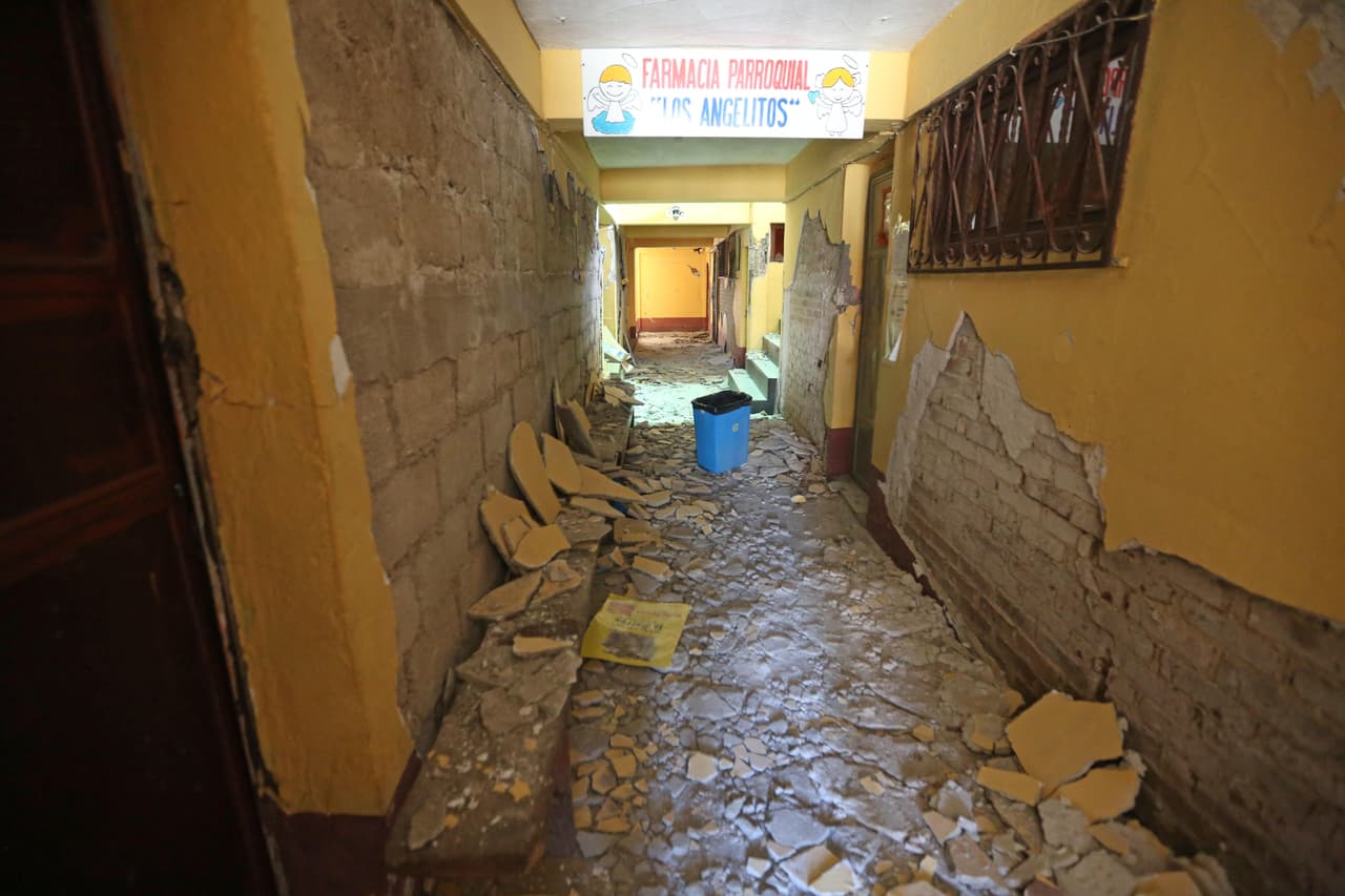 Vista del interior de una casa parroquial destruida durante un terremoto cerca de la frontera entre Guatemala y México.