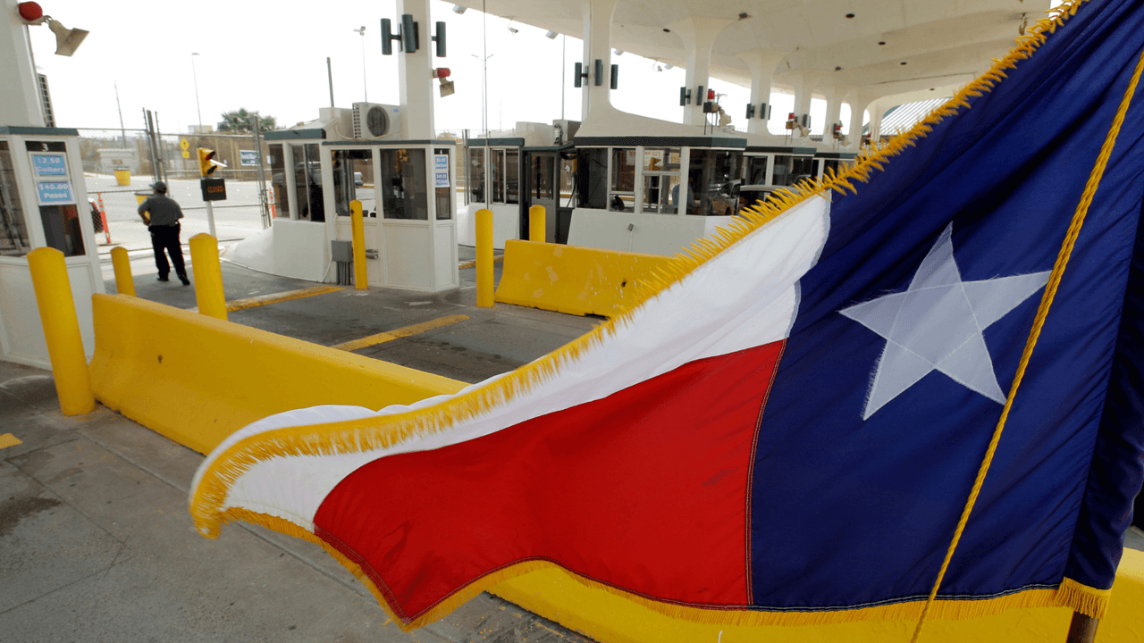 <h2 class="cms-H2-H2">Casa de cambio están luchando en corte</h2>
<br>
<br>
<b>Hay una demanda federal por parte de unos comerciantes que operan estos negocios de casas de cambio o de transacciones de dinero.</b> 
<br>
<br>Su demanda dice que la orden no es viable: ellos dan un ejemplo de que tendrían que hacer 
<b>casi 50,000 reportes cada seman</b>a para los clientes que manejen más de $200. “La carga administrativa… será financieramente ruinosa para estos negocios”, dice el documento.