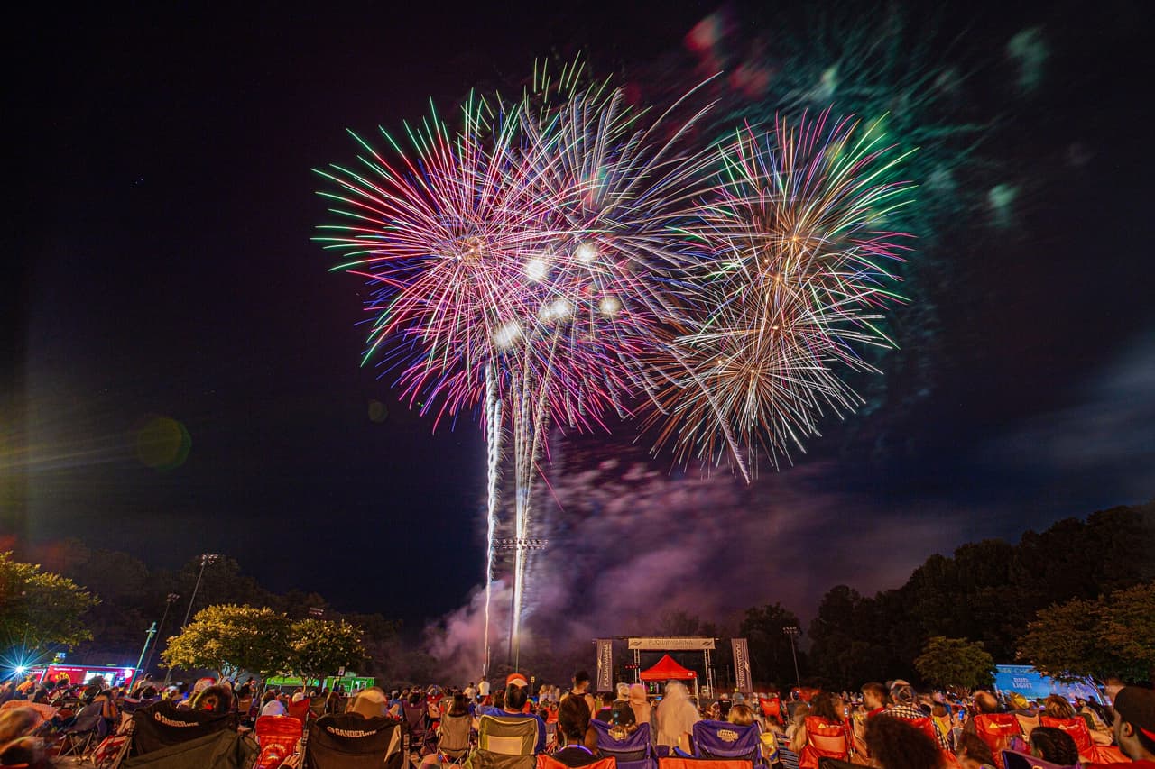 <b>Evento</b>: Fuquay-Varina Independence Day Celebration
<br>
<b>Fecha</b>: 1 de julio
<br>
<b>Lugar</b>: South Park. 900 S. Main St. Fuquay-Varina, NC
<br>
<b>Sitio web</b>: 
<a href="https://www.fuquay-varina.org/840/Independence-Day-Celebration">https://www.fuquay-varina.org/840/Independence-Day-Celebration</a> 
<br>
<br>Fuquay-Varina organizará su celebración del Día de la Independencia el 1 de julio, con vendedores de comida, música en vivo de la banda local Spare Change y un espectáculo de fuegos artificiales en South Park. La zona de chapoteo del parque también estará abierta para los niños durante el evento. La celebración comienza a las 6 de la tarde.