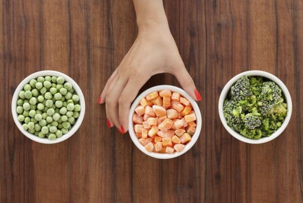 <b>Maximice los ingredientes</b>
<br>Según Philabundance, el 40 por ciento de los alimentos en EE. UU. se desperdicia. Cambie su mentalidad en la cocina para reducir el desperdicio. En casa, guarde todos los restos de verduras y huesos de pollo para el caldo. Congela todo lo que no puede transformar en caldo de inmediato y también guarda las cáscaras de parmesano para darle sabor a su salsa de tomate y las cáscaras de jengibre para preparar té.
<br>