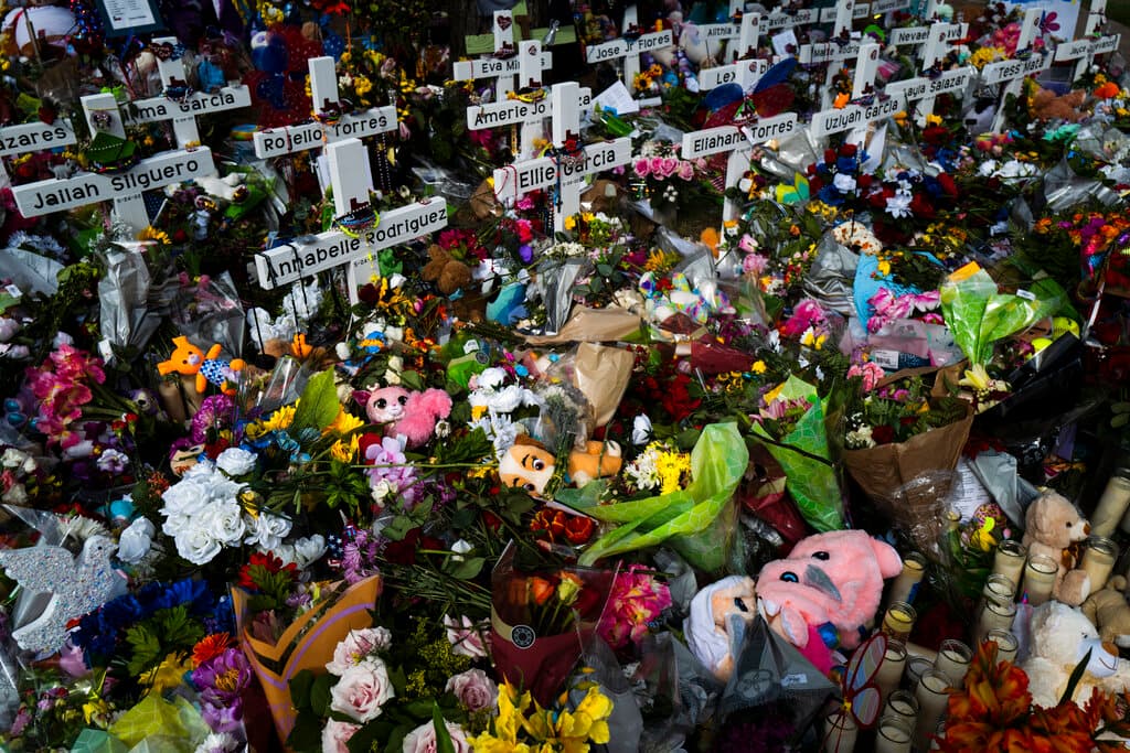 El lunes, algunas personas en el velorio de Amerie vistieron tonos lilas o lavandas de color púrpura -los favoritos de la niña- a petición de su padre, Ángel Garza. Muchos llevaban flores de ese color. 
<a href="https://www.univision.com/noticias/estados-unidos/historias-supervivientes-tiroteo-escuela-uvalde">Estas son las historias de los supervivientes del tiroteo de Uvalde.</a>