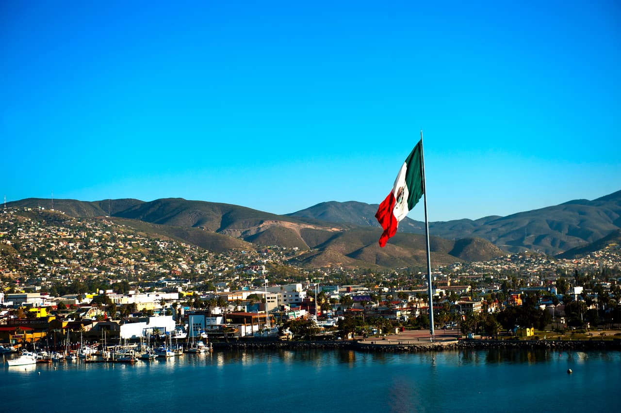 <b>Ensenada, Baja California</b>
<br>
<br>Es uno de los puertos de crucero más visitados del país, y tiene numerosos desarrollos de viviendas de lujo.
<br>
<br>El Golf, el tenis, los restaurantes, los clubes nocturnos, los cafés, los teatros, la pesca, el surf, la natación, el buceo y las playas han atraído a los extranjeros a Ensenada. Es la sede de numerosos e importantes eventos deportivos marítimos cada año y además alberga importantes instituciones de investigación. Tiene la mayor concentración de científicos de México.
<br>