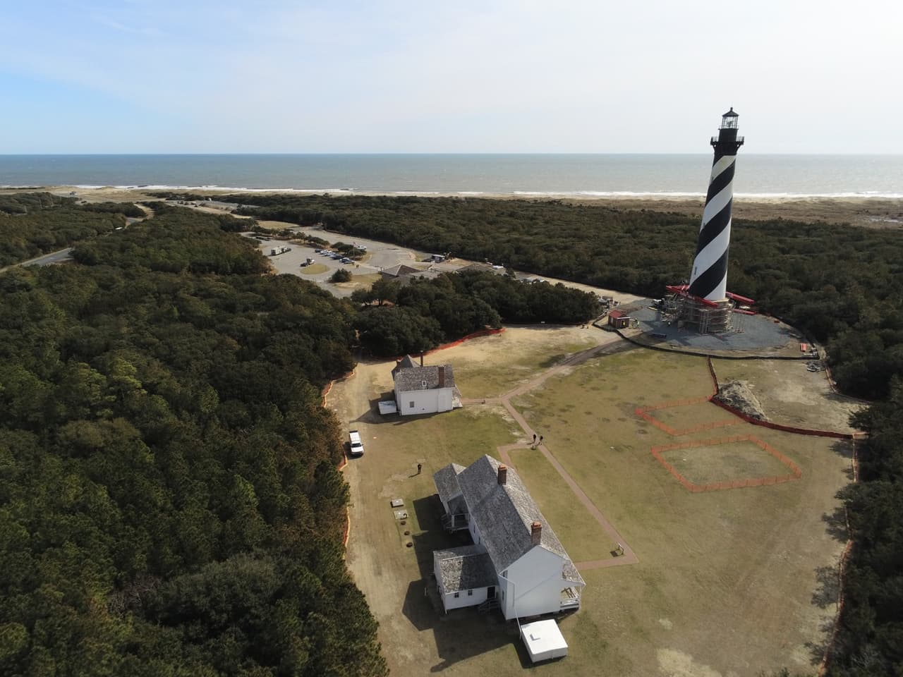 <b>Cape Hatteras</b>
<br>
<b>Sitio web</b>: 
<a href="https://nps.gov/caha/index.htm">https://nps.gov/caha/index.htm</a> 
<br>
<b><a href="https://maps.app.goo.gl/jbrhCSB4LWiHH9mA7">Cómo llegar</a> </b>
<br>
<br>Cape Hatteras, de casi 70 millas, es conocido por sus playas vírgenes que comprenden Cape Hatteras National Seashore y su icónico faro de rayas blancas y negras, uno de los más altos de los Estados Unidos.