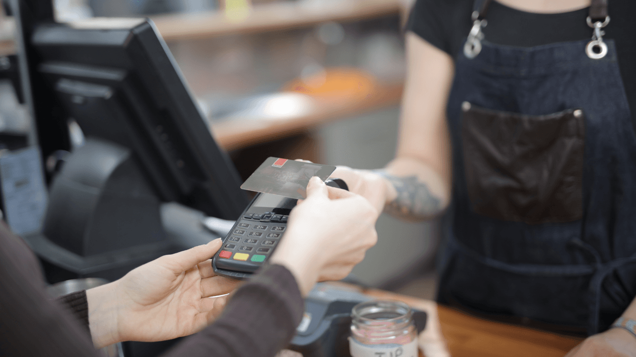 <b>Cajeros o empleados de mostrador</b>
<br>Ingresos anuales promedio: $24,520
<br>Trabajadores en esta área: 132,830