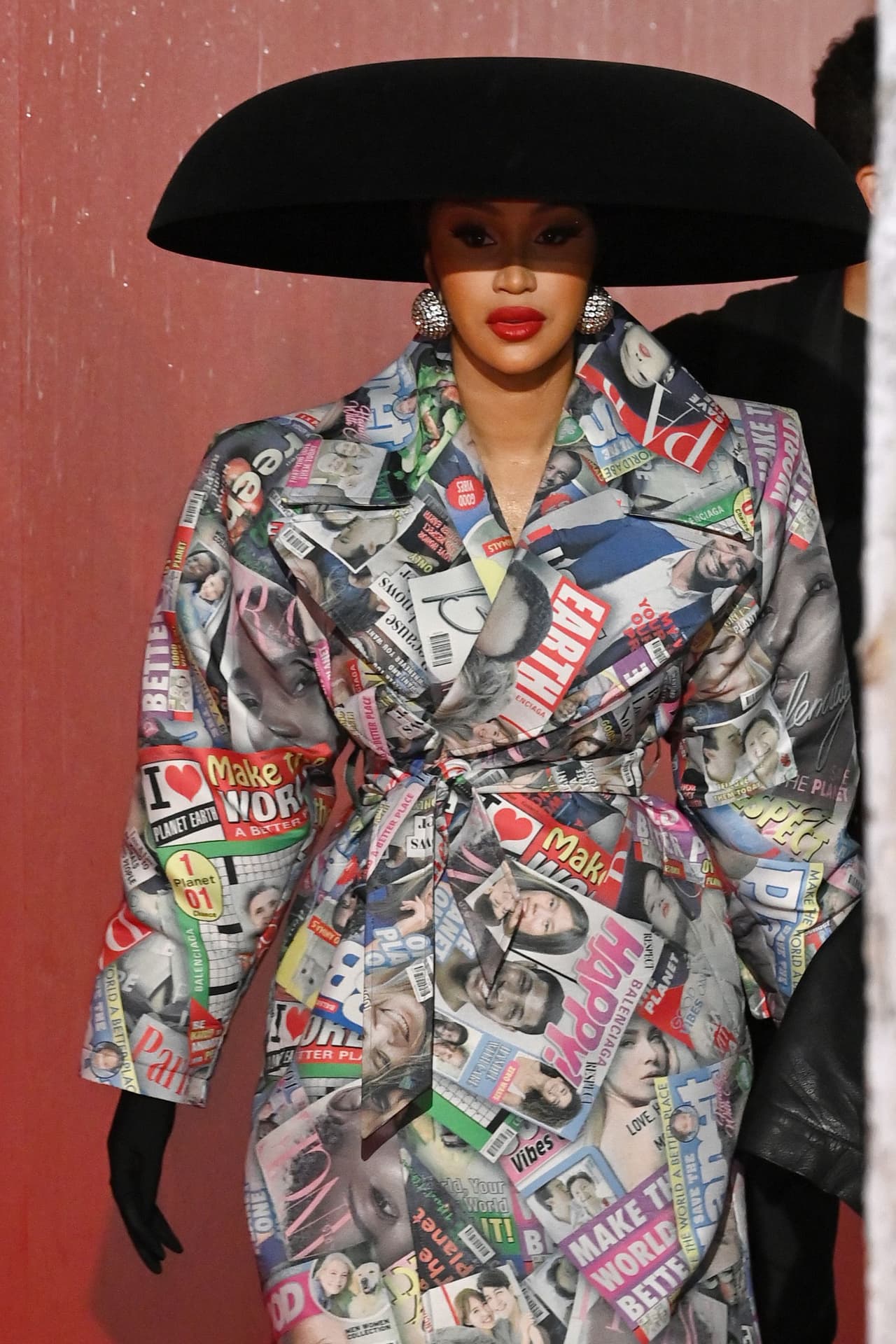 Horas antes, lució este 'outfit' de la casa Balenciaga durante la presentación de esa marca en los desfiles de la Semana de la Moda. 
<br>