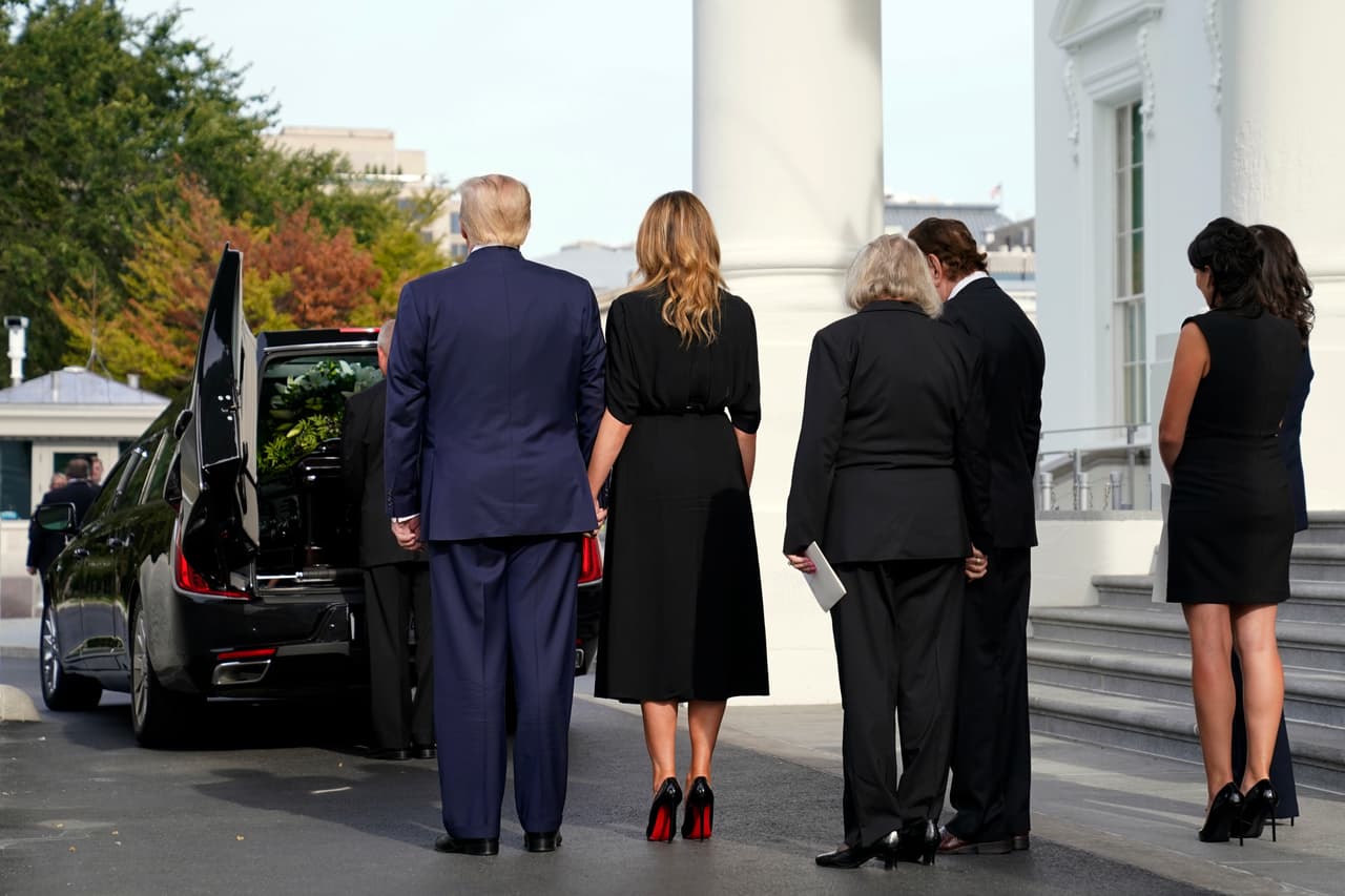 Donald y Melania Trump frente al féretro. La mayoría de los funerales organizados en la Casa Blanca para miembros de la familia del presidente han sido para hijos de los presidentes en funciones. El 
<a href="https://www.coolidgefoundation.org/blog/the-medical-context-of-calvin-jr-s-untimely-death/" target="_blank">hijo de Calvin Coolidge</a> que murió a los 16 años en 1924 y 
<a href="https://www.washingtonpost.com/lifestyle/style/willie-lincolns-death-a-private-agony-for-a-president-facing-a-nation-of-pain/2011/09/29/gIQAv7Z7SL_story.html" target="_blank">el hijo de Abraham Lincoln, que murió a los 11 años en 1862</a>, tuvieron funerales en la casa presidencial. 
<br>
<br>
<br>