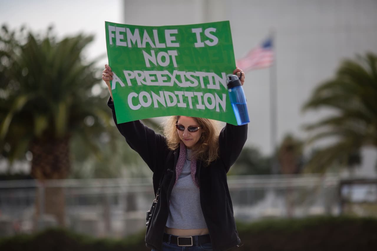 <b>"Ser mujer no es una enfermedad preexistente"</b>. Si el presidente electo cumple con su plan de derogar o modificar Obamacare, las mujeres de Estados Unidos podrían perder beneficios que incluyen la cobertura de maternidad, los chequeos regulares con el ginecólogo y el acceso gratuitos a los anticoncetivos.