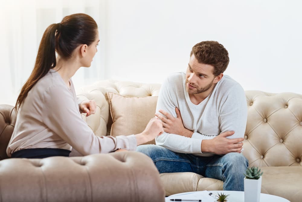 Es el caso de los amantes que rompieron la relación como tal, pero siguen siendo amigos entrañables. El amigo a quien se le pide consejo respecto a la nueva relación, con una mentalidad abierta y receptiva.