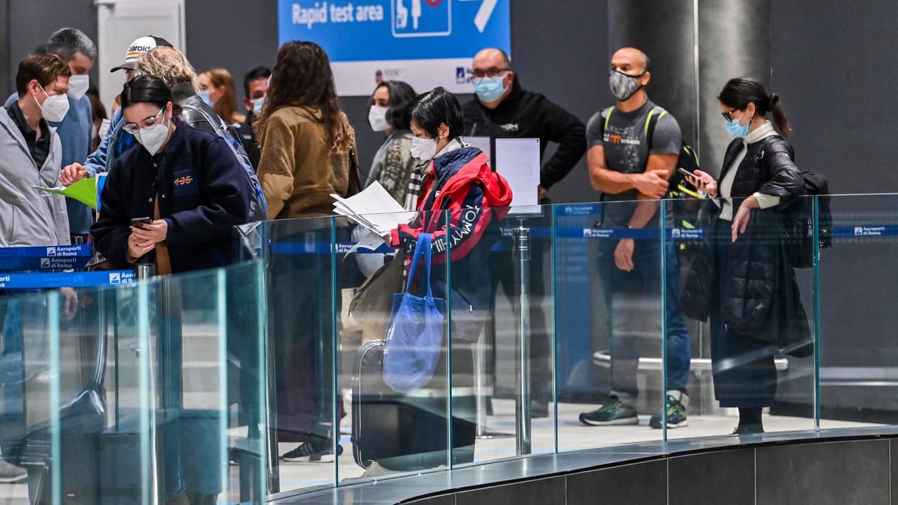 La Administración de Seguridad en el Transporte (TSA) emitió una serie de indicaciones para las personas que viajarán durante este verano. La portavoz Johana Mejía habló sobre algunas de las recomendaciones más importantes, entre las que se encuentra llegar al aeropuerto con tres horas de anticipación para los vuelos internacionales y evitar llevar líquidos de más de 3.4 onzas en el equipaje de mano.