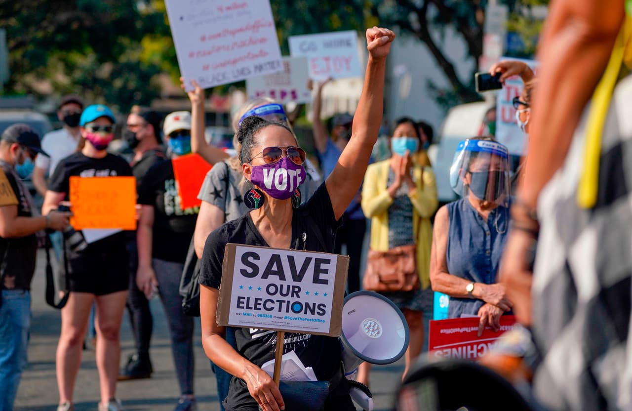 “Este problema es realmente bipartidista, quiero decir que el Servicio Postal afecta a todos”, dijo la candidata demócrata para el Concejo Municipal de South Pasadena, Michelle Hammond, quien organizó el mitin del sábado en South Pasadena. “El caso es que nuestro Servicio Postal está sufriendo”.
<br>