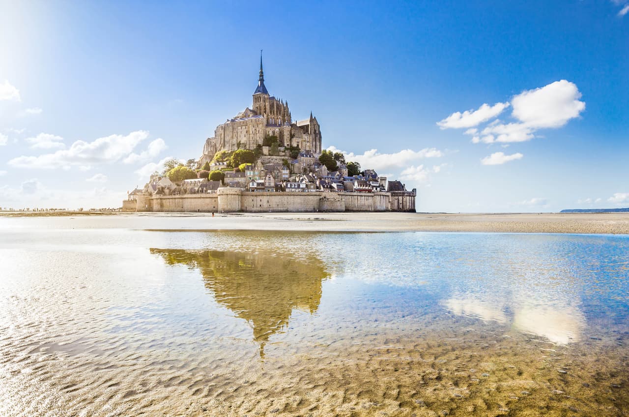 <b>Puesto 5. Francia</b>
<br>
<br>
<b>Sitios declarados Patrimonio de la Humanidad: 48.</b>
<br>
<br>El monte Saint-Michel y su bahía, una pequeña isla rocosa situada en la región de Normandía.
<br>
<br>Solo con París bastaría para ubicar a Francia en un lugar predominante en la lista, por su lujoso Palacio de Versalles, la catedral de Notre Dame, la ribera del río Sena y los modernos edificios que diseñó Le Corbusier, entre otras maravillas. 
<br>