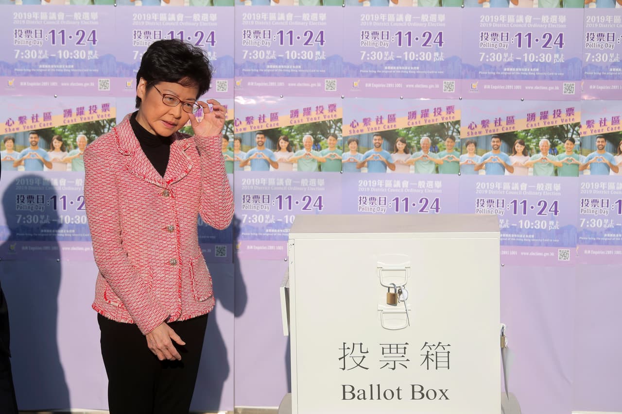 Este resultado puede interpretarse como un desaire a Pekín y entierra cualquier esperanza de que la líder Carrie Lam logre el apoyo de la opinión pública. La jefa del Ejecutivo local esperaba que el creciente uso de la violencia por parte de los manifestantes radicales llevara a una mayoría silenciosa a respaldarla. "El gobierno seguramente escuchará humildemente las opiniones de los ciudadanos y reflexionará seriamente sobre ello", señala en un comunicado publicado después de las elecciones.