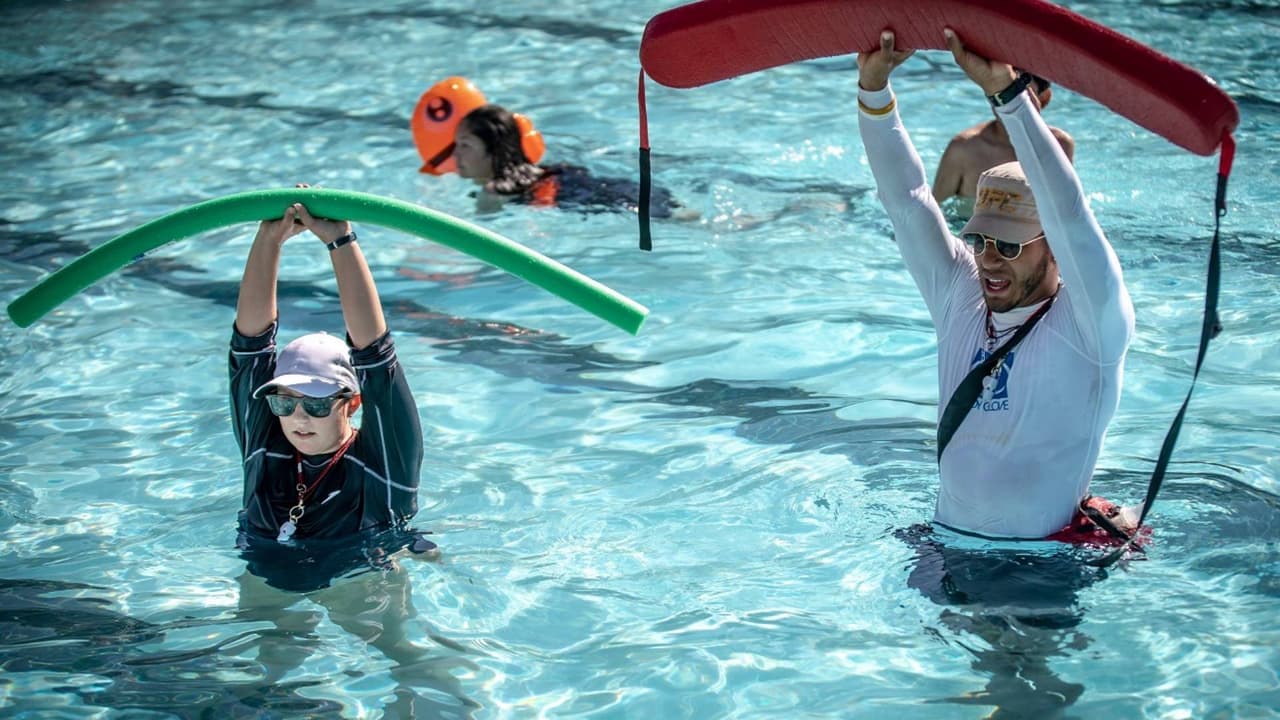 <b>Paradise Valley Pool</b>
<br>Abierto de lunes a jueves, sábados y domingos de 12 p.m. a 6 p.m. Viernes cerrado. 
<a href="https://goo.gl/maps/i4884NiiPTC2" target="_blank">17648 N. 40th Street.</a> Teléfono: 602-534-5161. Niños $1, adultos $3.