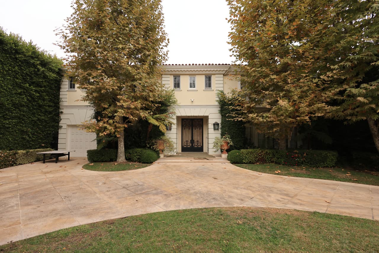 <h2 class="cms-H2-H2">El asesinato de José y Kitty Menéndez</h2>
<br>
<br>
<b>20 de agosto de 1989</b>: José y Kitty Menéndez son asesinados en su casa en Beverly Hills. 
<a href="https://www.univision.com/local/los-angeles-kmex/hermanos-lyle-y-erik-menendez-california-prision-esposas-juicios-serie-netflix">Lyle y Erik Menéndez</a>, sus hijos, reportan el crimen alegando un robo violento.