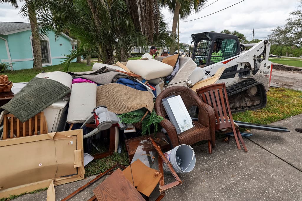 Una situación que se ha descrito como "peligrosa" en medio de calles aún 
<a href="https://www.univision.com/local/tampa-wvea/huracan-milton-evacuacion-como-preparar-casa-florida">repletas de escombros</a>.