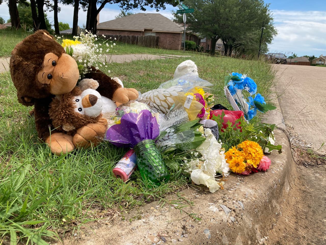 Familiares crearon un altar cerca de donde el menor fue encontrado en Dallas y también van a realizar una vigilia en honor al menor este próximo domingo.
<br>
<br>