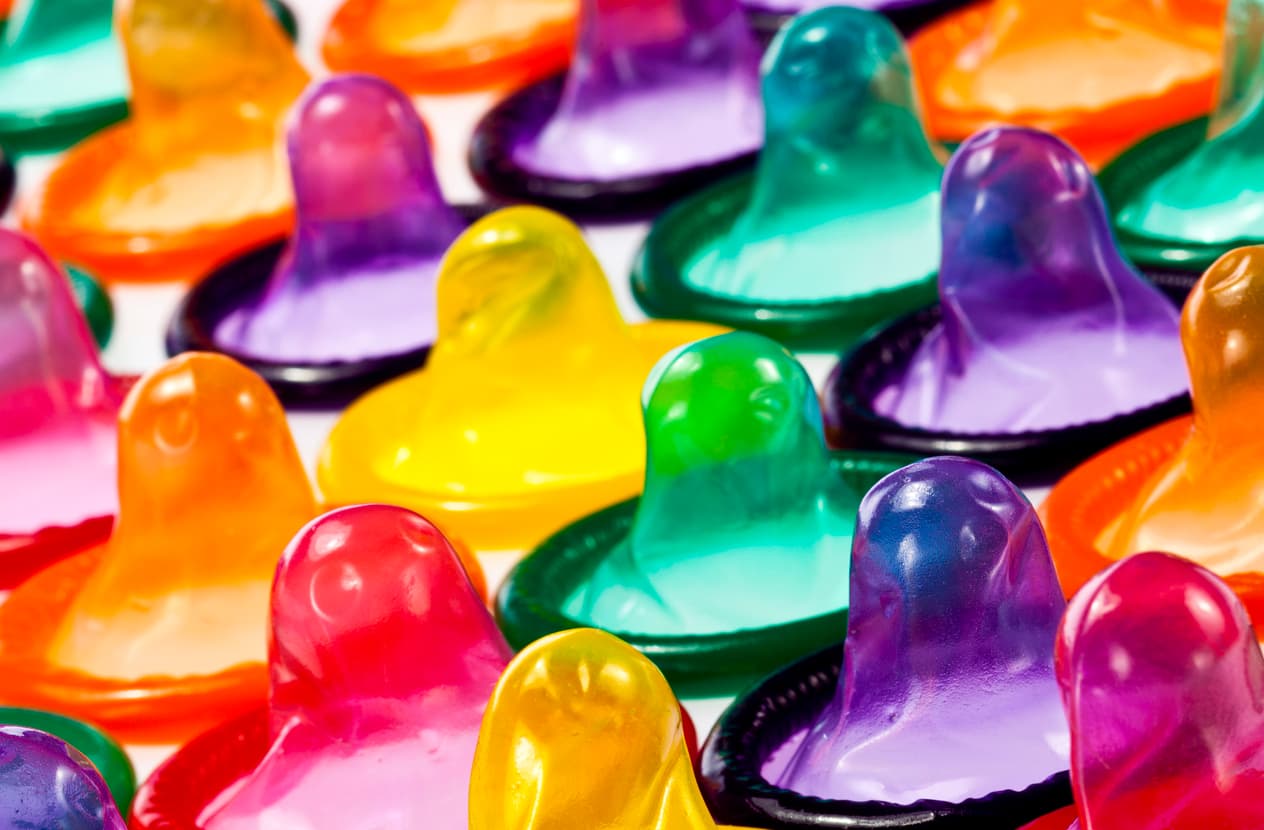 Las ETS afectan a todas las poblaciones, pero los datos de 2021 de los CDC muestran que las tasas de casos son desproporcionadamente altas entre los hombres homosexuales y bisexuales, los más jóvenes y las personas de raza negra e indios americanos.
<br>