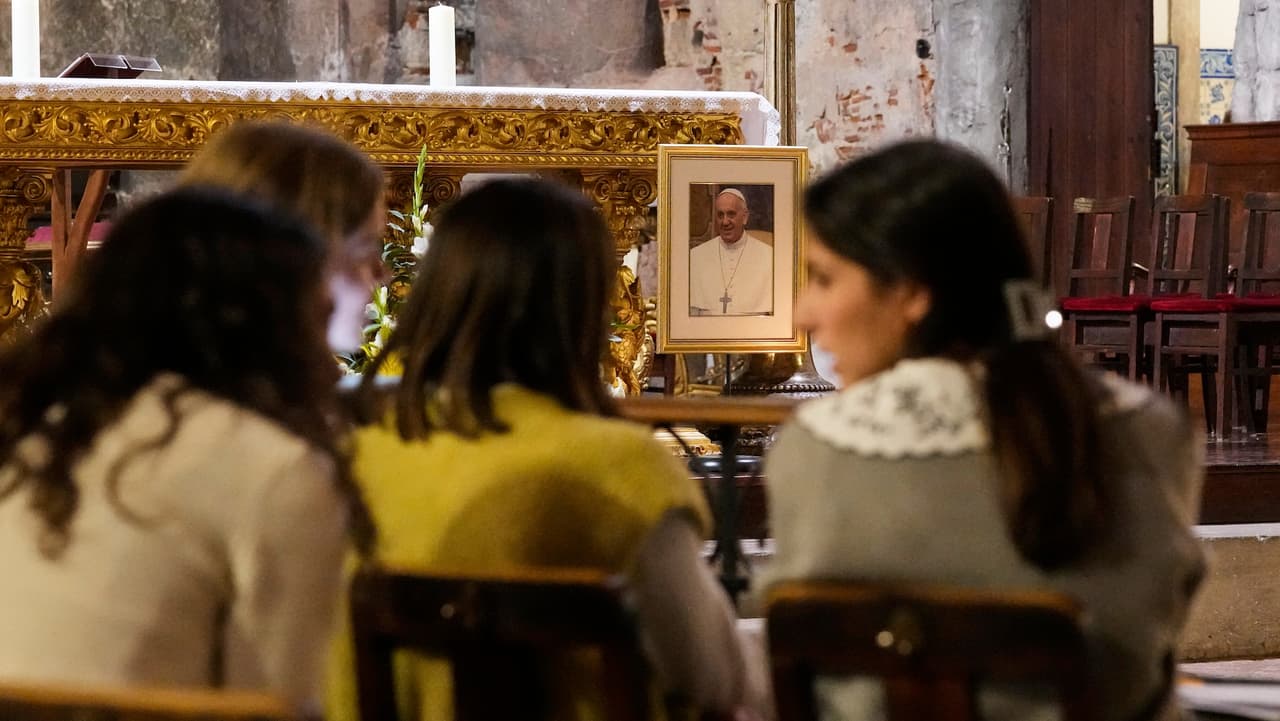 Por qué los jóvenes se alejan de la Iglesia católica y cuáles fueron los esfuerzos del Papa Francisco
