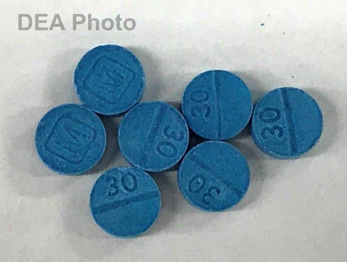 Las píldoras de fentanilo anteriormente eran de color azul y, a menudo, tenían una M estampada en un lado y 30 en el otro para que pareciera ser oxicodona, dicen los investigadores.