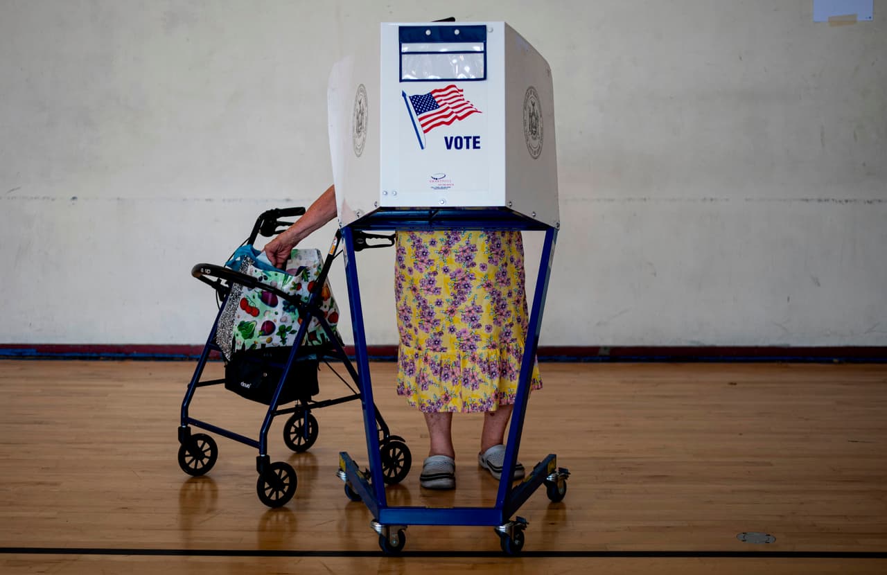 Una mujer vota en un centro de votación en Queens durante las elecciones primarias presidenciales demócratas de Nueva York. Los resultados de las primarias de Nueva York probablemente se conozcan hasta la próxima semana porque la ley estatal exige que las boletas en ausencia no se cuentan hasta ocho días después de una elección.