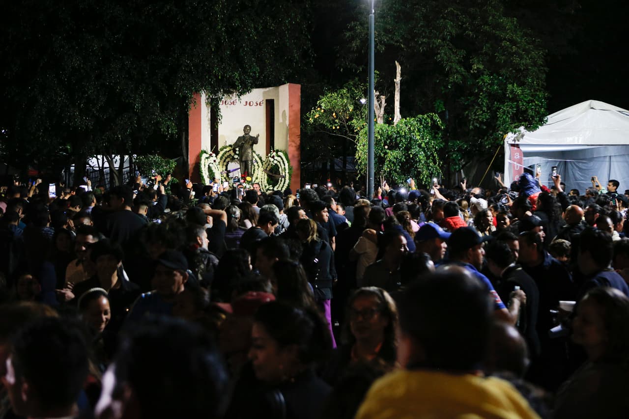 México despide así a José José, fallecido a los 71 años en un hospital en EEUU. Le hicieron un improvisado homenaje en el barrio en el que creció el artista. Centenares de vecinos se agolparon para cantar las letras de la voz más romántica del país.
<br>