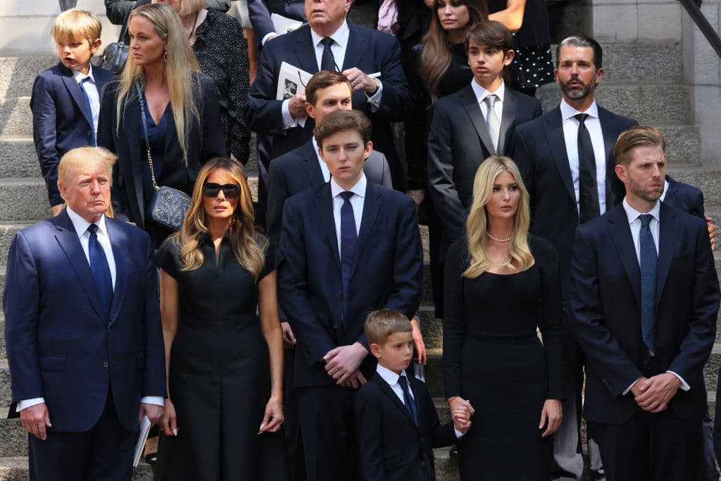 <b><a href="https://www.univision.com/noticias/politica/ivana-trump-muerte-donald-trump">Muere Ivana Trump, primer esposa del expresidente Donald Trump </a></b>
<br>
<br>Ivana Trump murió el 14 de julio a los 73 años, luego de que fuera encontrada inconsciente y sin responder por elementos del Departamento de Policía de Nueva York. “Nuestra madre era una mujer increíble: una fuerza en los negocios, una atleta de clase mundial, una belleza radiante y una madre y amiga cariñosa”, dijo la familia Trump en un comunicado entregado a varios medios de comunicación.
<br>